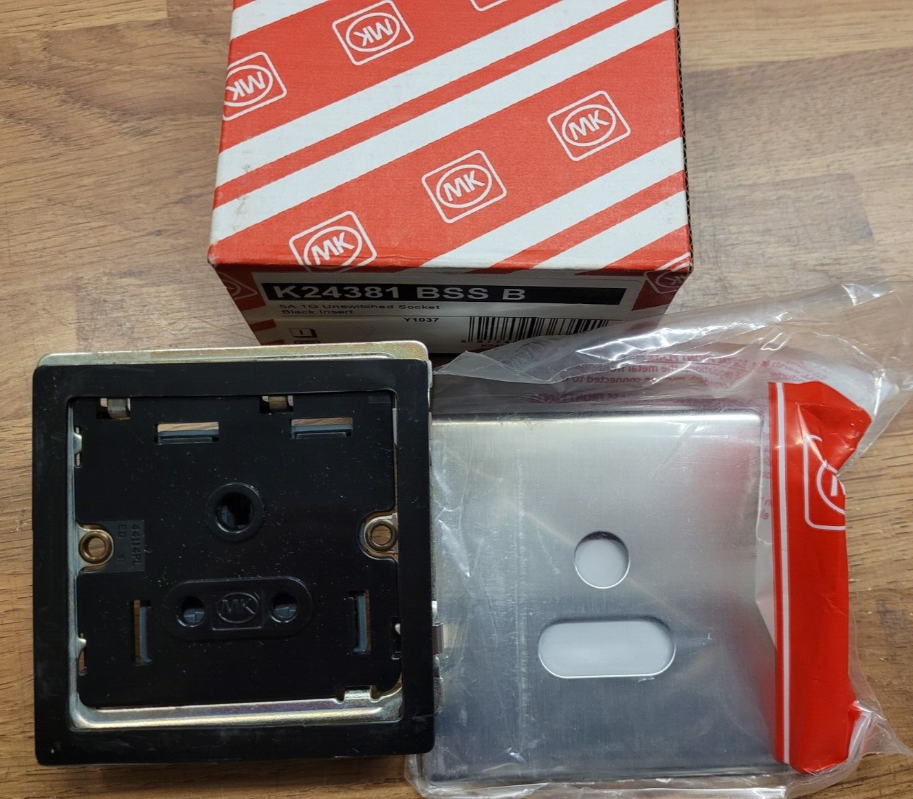 MK K24381 BSS B 1G Screwless Single 5A Unswitched Plug Socket Stainless Steel/bl