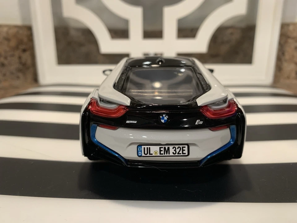 2018 BMW i8 Coupe 1/24 Diecast Model Car Metallic White Black Top by Motormax - Image 4 of 4