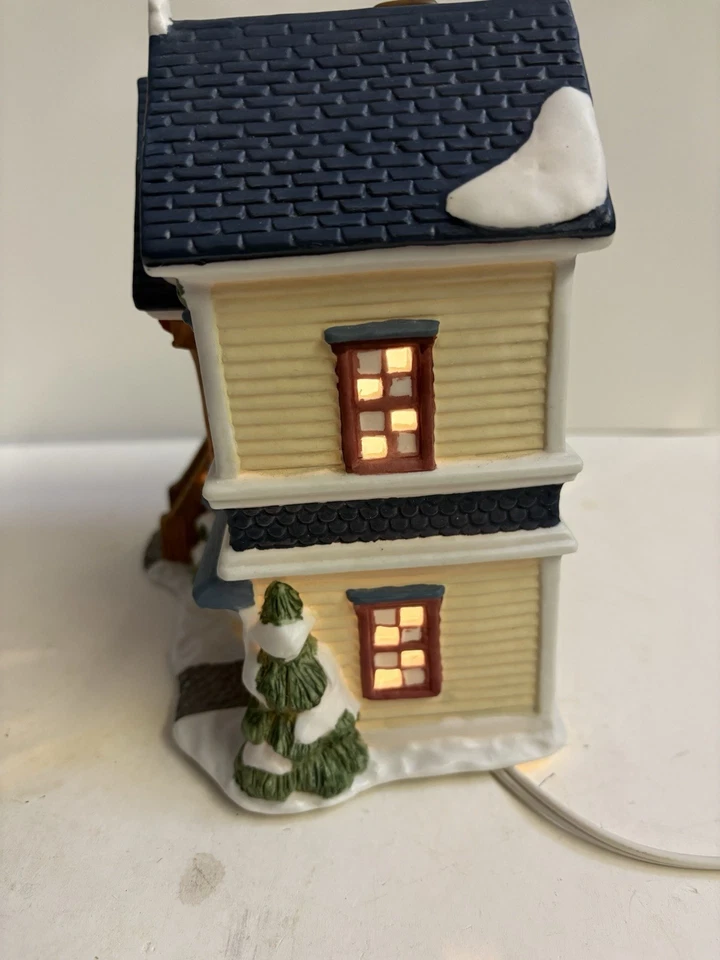 Casa de Navidad iluminada de porcelana cuadrada de San Nicolás hiedra y acebo Foto 3 de 4