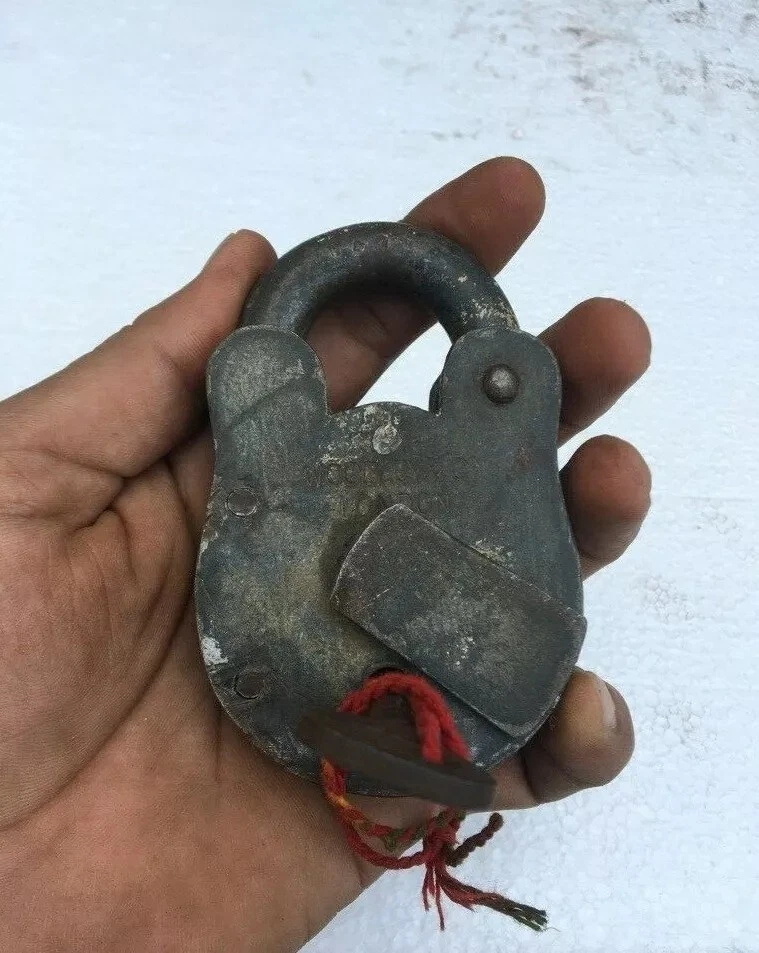 Antigua cerradura de trabajo de latón de hierro forjado a mano de colección con llave Foto 2 de 4