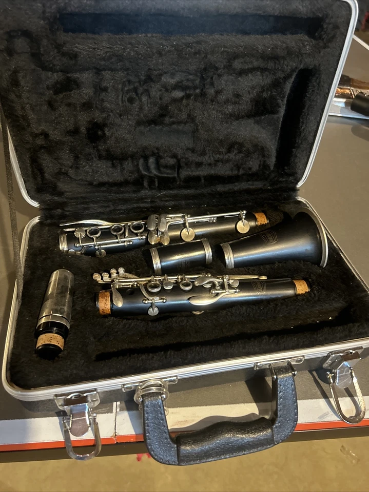 Clarinete Bundy con estuche usado durante 3 meses.    350$ o mejor oferta Foto 2 de 2