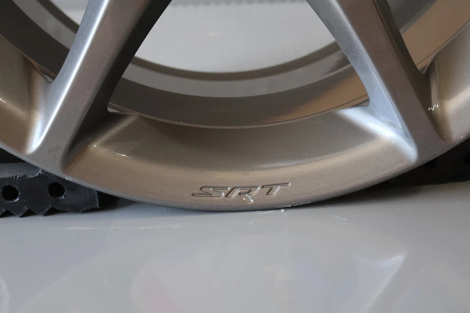 Llanta delantera 1TH17GD3AA NUEVA OEM 2010 DODGE VIPER SRT-10 ACR 18"X10" Foto 3 de 4