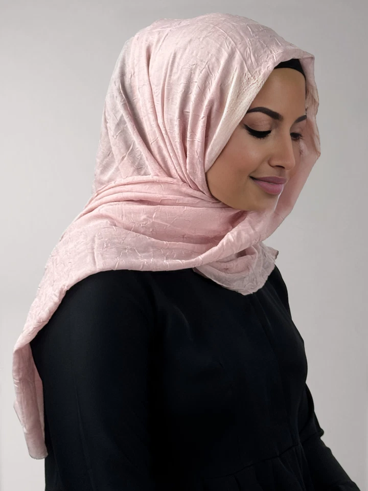 Blush Crinkle | Hiyab rosa rubor/chal rectangular Foto 2 de 3