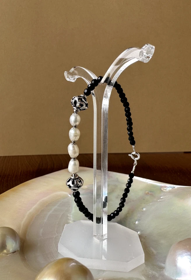 Bracciale in vere perle infilate in argento 925 e pallini di onice sfaccettato - Immagine 3 di 4