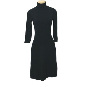 vestido com gola no pescoço