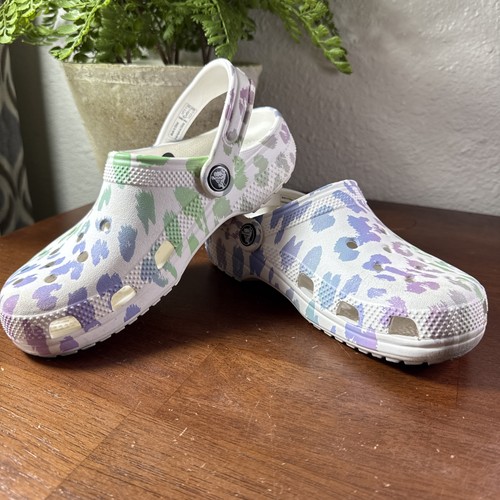Crocs weiß mit pastellfarbenem Batik Leopardenmuster Größe 3 Out of This World MÄDCHEN