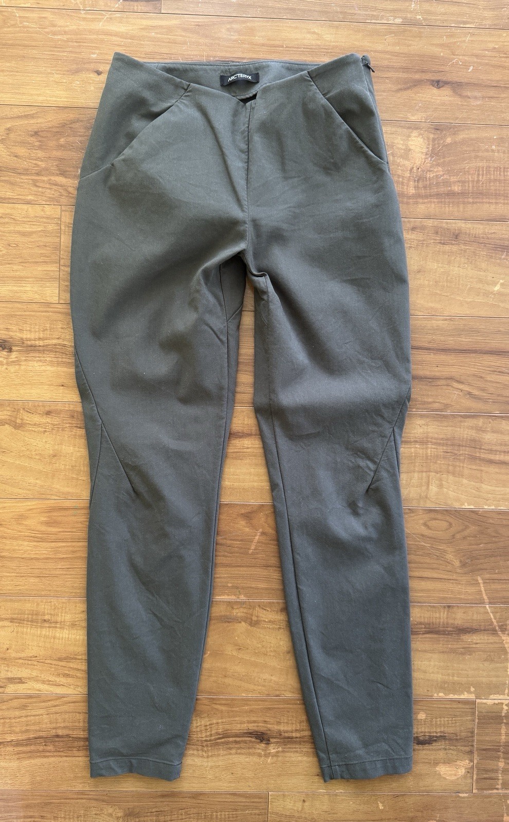 ARC'TERYX Pantalone elegante ARC’TERYX taglia 2 verde oliva elasticizzato aerodinamico moderno