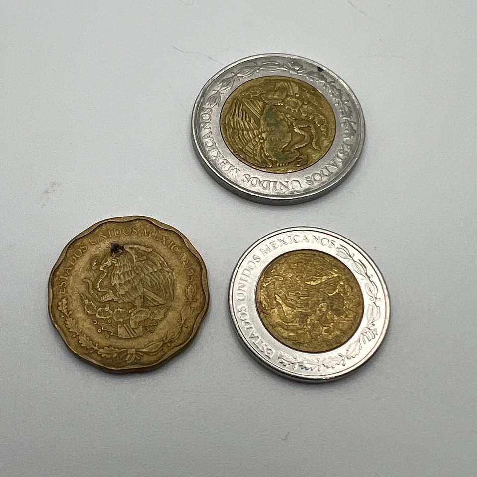 Lote de tres monedas mexicanas vintage de 50 centavos de 1 peso y 5 pesos 1993 1994 2002 Foto 2 de 4