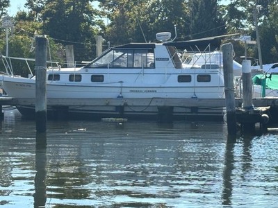 1984 Carver Riviera 28    Twin Inboards, Repowered, Turn-Key Cruiser