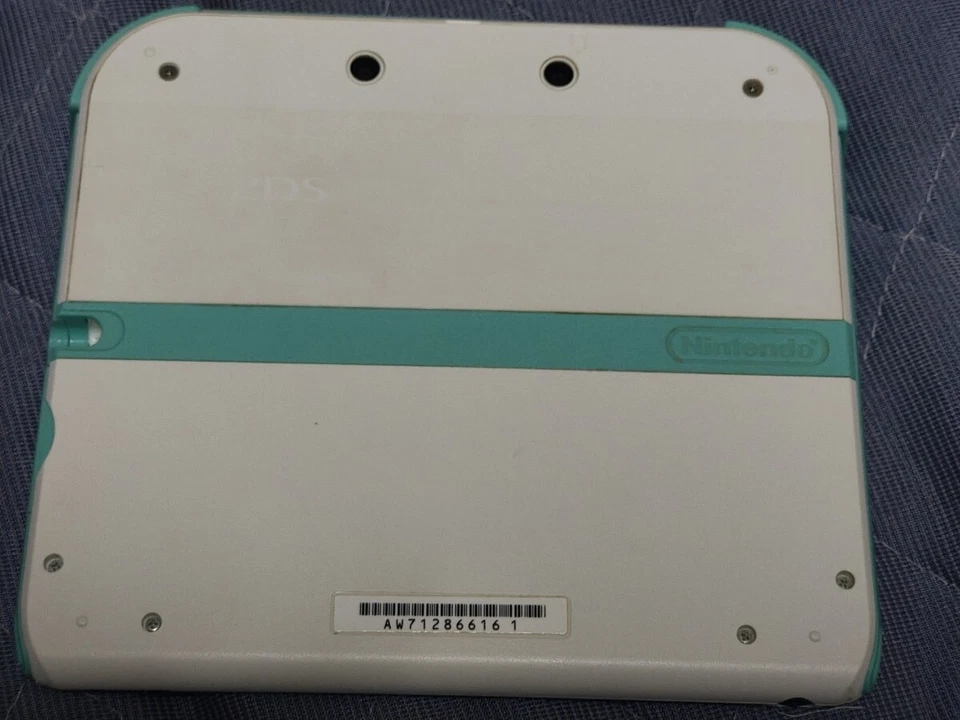 Rare North American 2DS Sea Green Animal Crossing Edition - Image 2 of 2