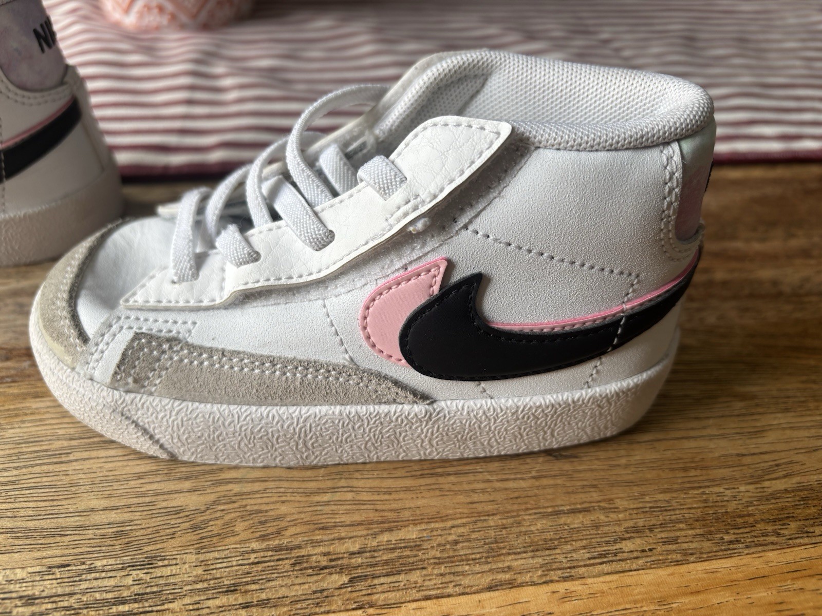 SAOLA Scarpe bambino Nike Blazer metà '77 SE doppio swoosh bianco rosa artico punzone taglia 8c
