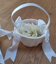 1 Blumenkörbchen Hochzeit "beige/weiß" incl Blüten