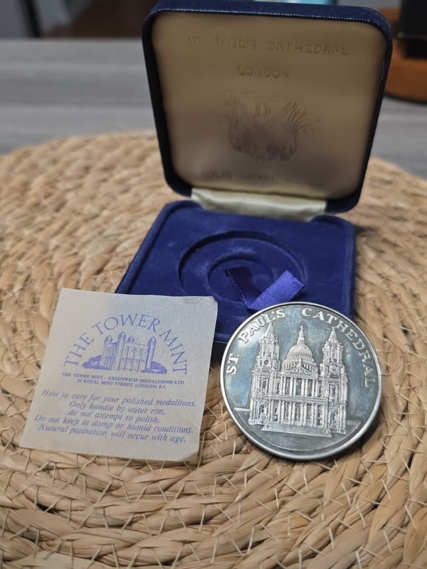 St Pauls Cathedral London Sir C Wren Tower Mint Souvenir Medallion Official Case