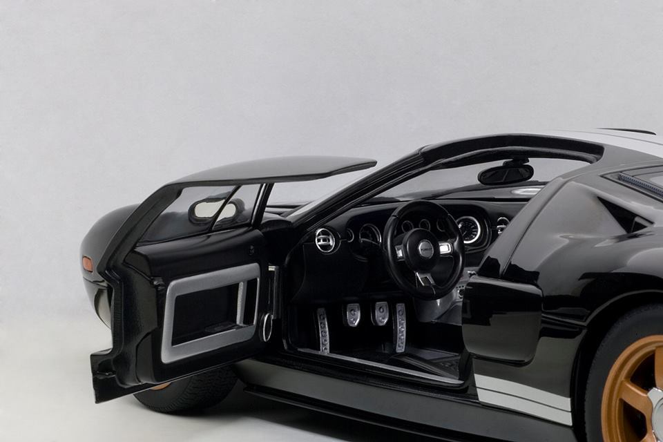 2004 FORD GT BLACK WITH WHITE STRIPES 73023 1:18 Scale
