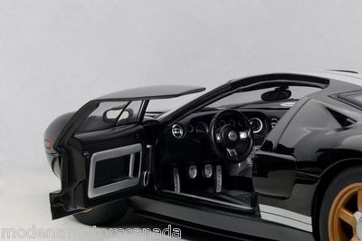 2004 FORD GT BLACK WITH WHITE STRIPES 73023 1:18 Scale AUTOart
