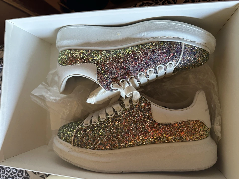 Zapatilla deportiva Alexander McQueen de gran tamaño crema brillante Foto 2 de 4