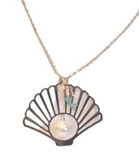 Collana con ciondolo sirena e conchiglia Les Nereides. Tono oro. Nuovo con etichette, prezzo di listino £95
