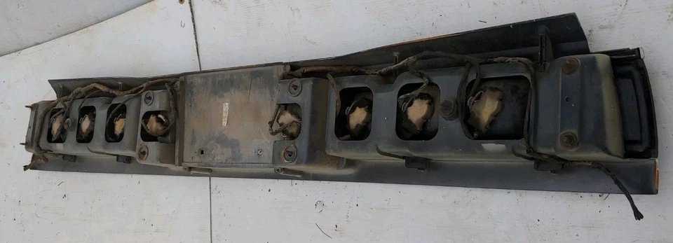 LUZ TRASERA COMPLETA CON PANEL CENTRAL MALETERO 1992-96 LUZ TRASERA BUICK LESABRE Foto 3 de 4