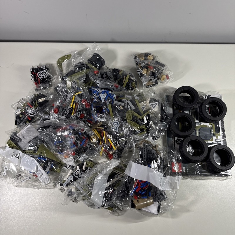 LEGO TECHNIC: Land Rover Defender (42110) - NO BOX