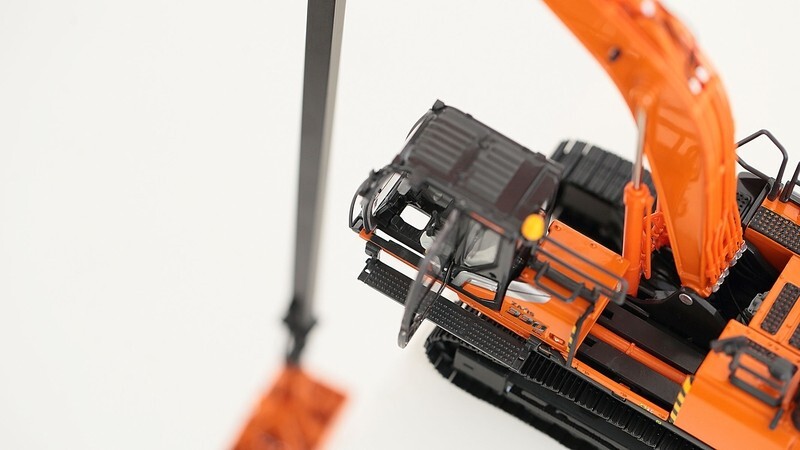 Hitachi Construction Machinery ZX330LC-7 Miniature Model 1/50