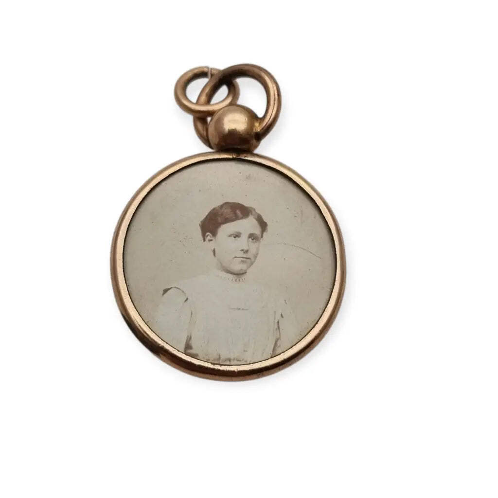 Colgante de medallón redondo de metal dorado con retratos victorianos, circa 189