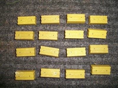 SCALEXTRIC STACKABLE HAY BALES 16 PIECES HOLES IN TOP FOR WIDE PINS AND STACK