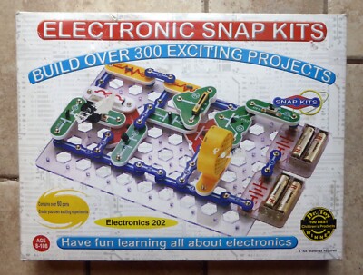ELECTRONIC SNAP KITS 300 EXCITING PROJECTS COMPLETE WITH MANUAL BY RADIO SHAK