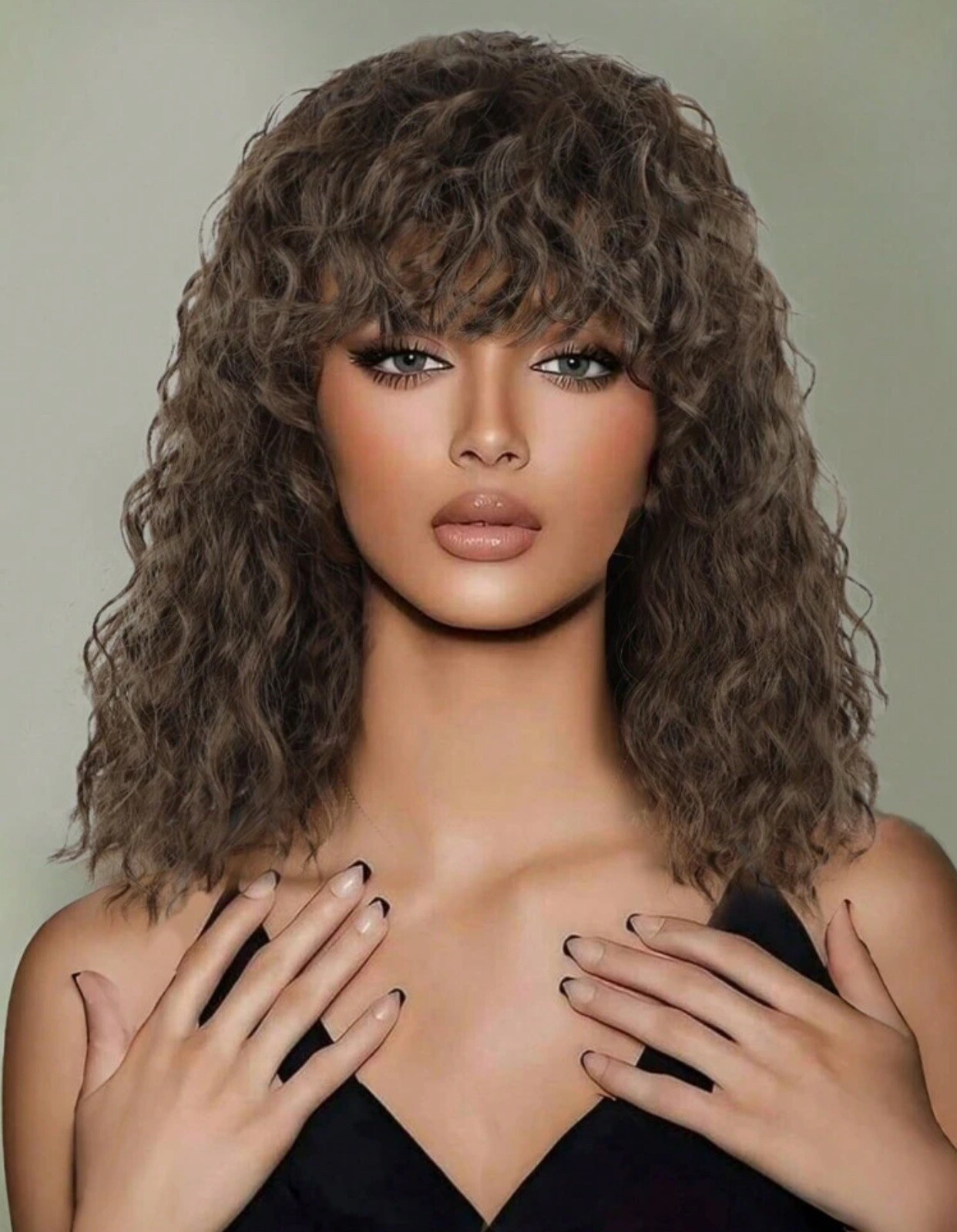 Perruque bouclée courte brune et frangée pour changer de look au quotidien