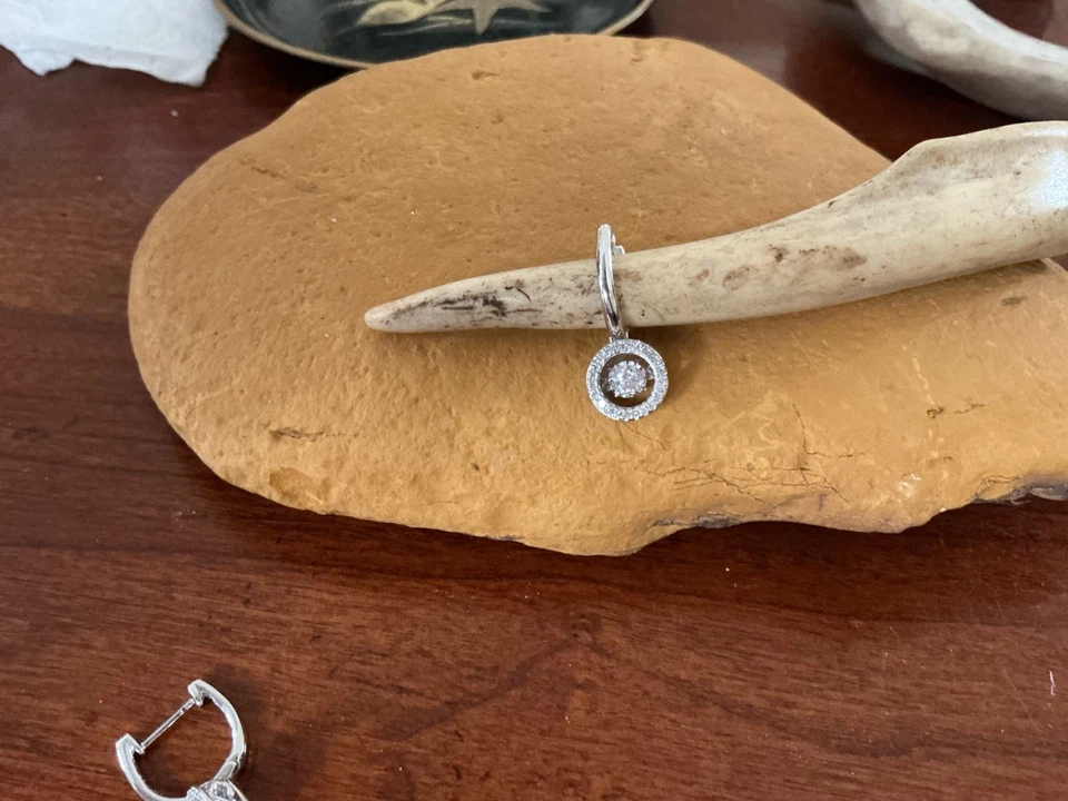 Un par de aretes colgantes de oro blanco de 14 K con halo de diamantes de marca registrada "Moving Shimmer" Foto 3 de 3