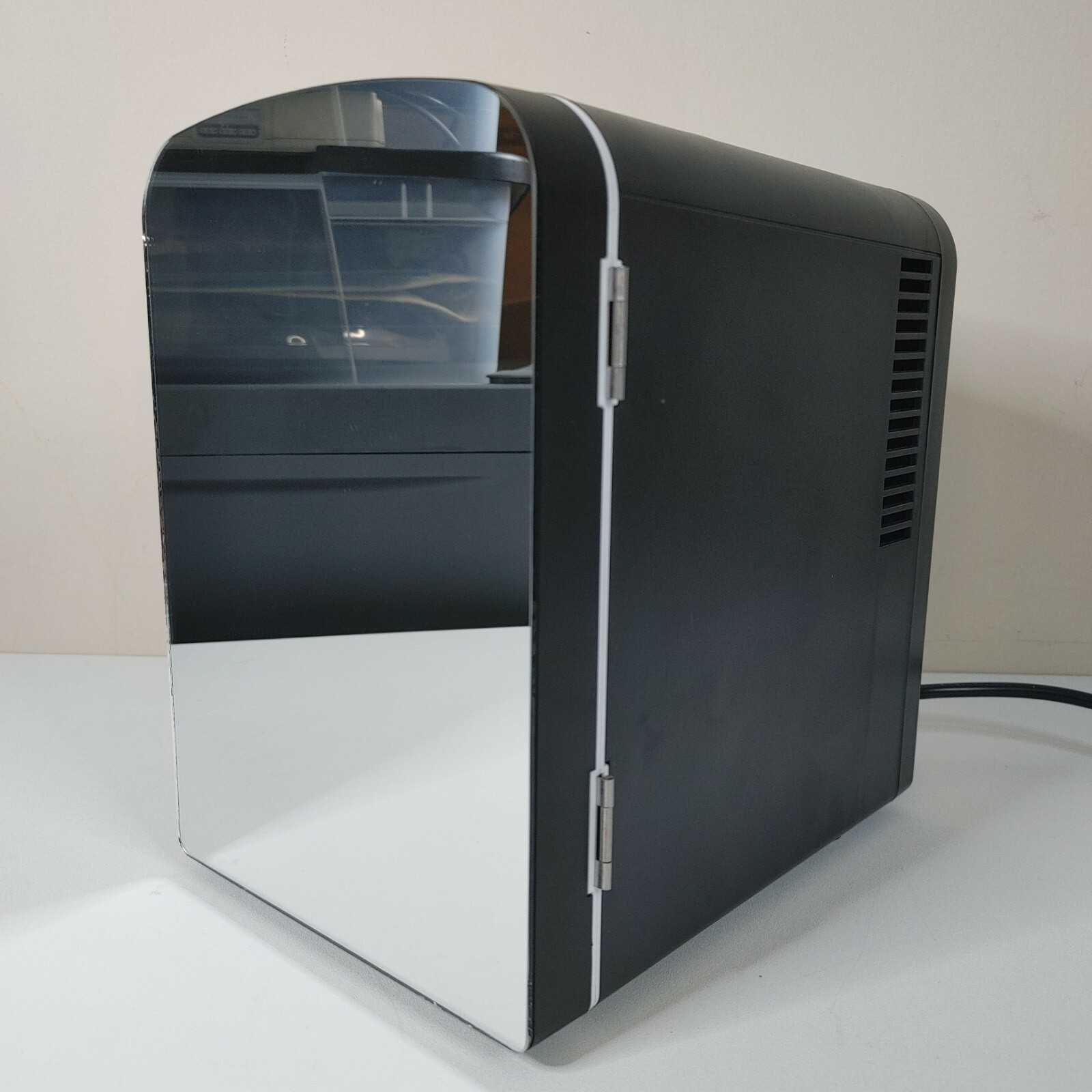 chefman 0.52 cu ft portable mini mirrored personal fridge