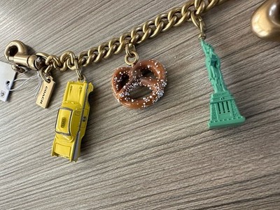 りんご NWT Coach New York Motif Chain Bag Charm Apple Pretzel Taxi Brass