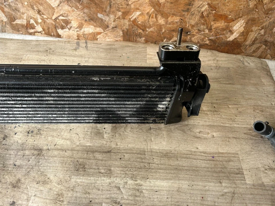 RADIADOR ENFRIADOR DE ACEITE MOTOR INFERIOR DELANTERO BMW M5 M6 OEM 5.0 V10 Foto 2 de 4