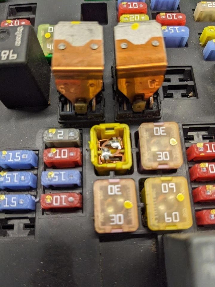 Caixa de fusíveis motor compatível com 07-09 SUBURBAN 1500 1173645 - Imagem 4 de 4