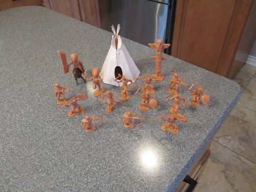 14 VINTAGE MARX COMANCHE PASS CARAMEL COLOR INDIANS W/TEEPEE & TOTEM POLE