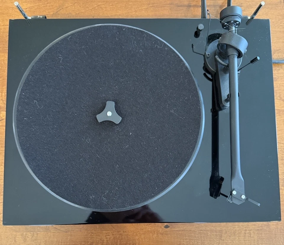 Pro-Ject Audio Systems Debut III Hi-Fi Turntable w/ OM 5E Cartr. + spare stylus - Image 2 of 4