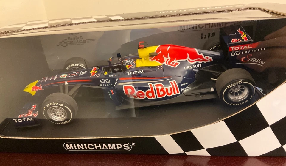 Minichamps 1/18 Redbull Racing RB7 Sebastian Vettel 2011 Japan GP Ltd Ed NRFB - Image 2 of 4