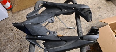 APRILIA RS125 FP 06-12 ORIGINAL O/E LINKE UND RECHTE VERKLEIDUNG SEITENSITZVERKLEIDUNGEN