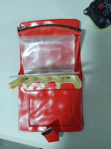VINTAGE THE BEATLES RED WALLET COIN SORTER SPP RAMAS CO LTD LONDON (Damaged) - Picture 5 of 6