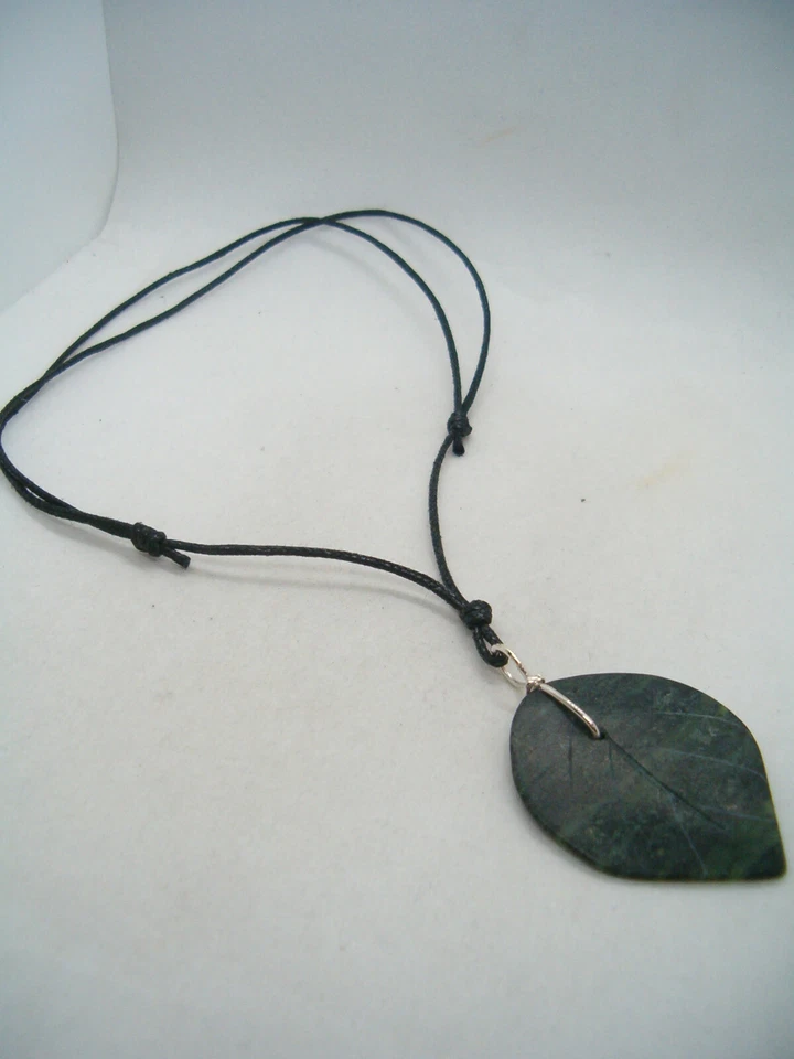 Ciondolo in ARGENTO 925 con foglia di GIADA verde naturale -pendente pietra dura - Immagine 4 di 4