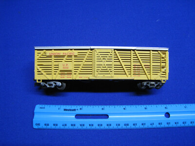 HO Scale Revell Union Pacific Stock Car - Freight Train - Sprung Trucks