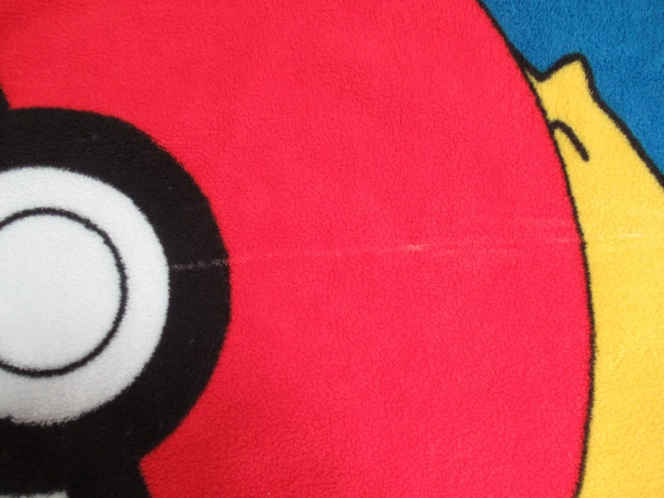 Manta Pokemon 46x60 Pokeball Pikachu Fondo Azul Borde Negro Enganche Foto 3 de 4