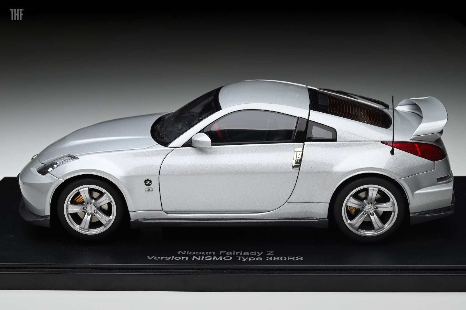 1/18 AUTOart NISSAN FAIRLADY Z NISMO 380RS-77401 – Zambi Restaurant