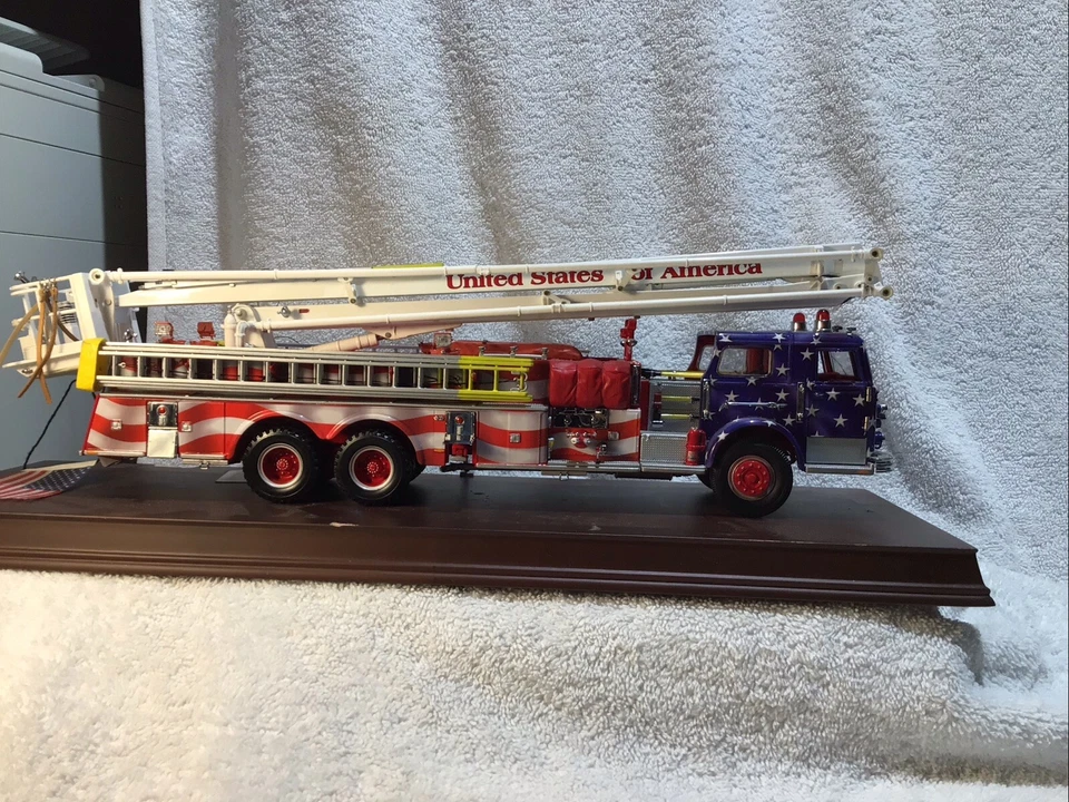 FIRE ENGINE LTD. EDITION 1148/ 3500 FRANKLIN MINT STARS & STRIPES SNORKEL - Image 4 of 4