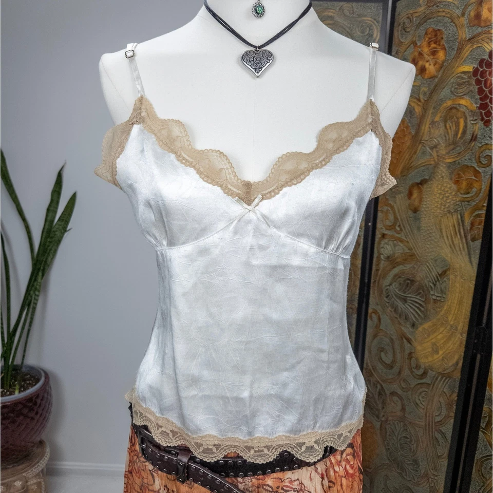 Camiseta Y2K cetim acabamento em renda cami top branco bege corte viés lingerie regata marinha antiga pequena - Imagem 2 de 4