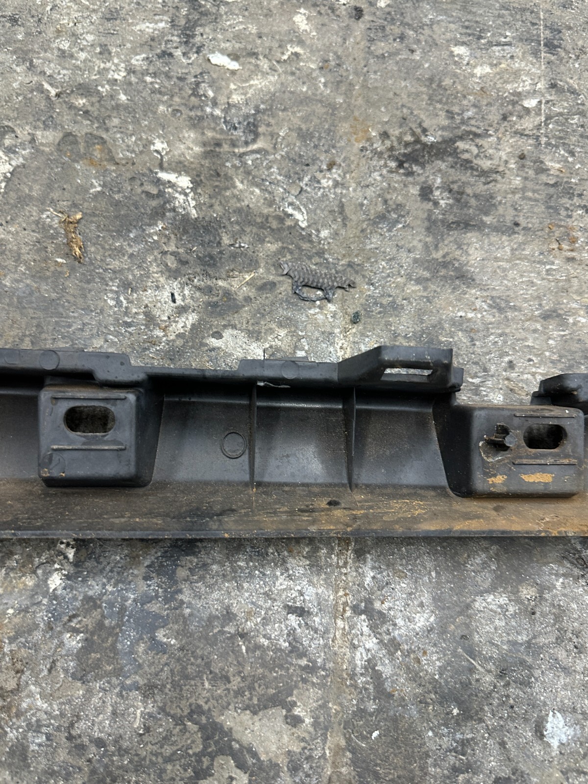 2014 AUDI R8 OEM REAR LEFT DRIVER SIDE SKIRT ROCKER MOUNT BRACKET 420 853 921
