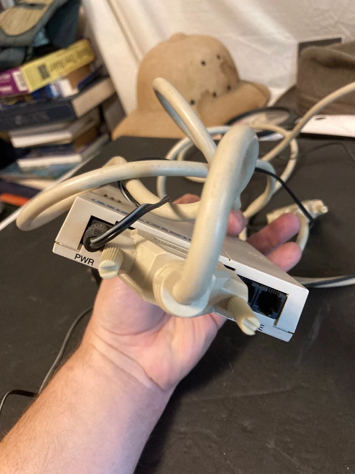 Microcom DeskPorte 14.4S 14,400 bps Data/Fax Modem Serial Printer port modem - Image 3 of 4