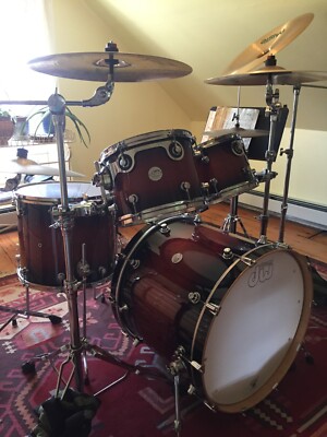 DW 5PC DESIGN SERIES, Tobacco Burst color with cymbals & throne, great condition