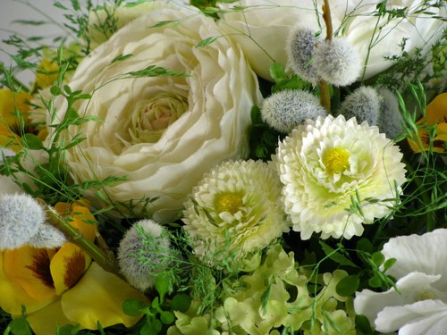 Strauß Blumen Seidenblumen Ranunkel Bellis Weidenkätzchen Gerbera gelb weiß - Bild 5 von 11