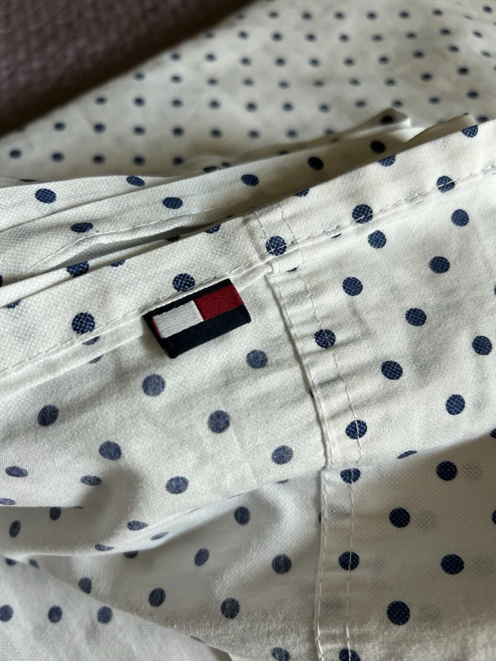 Sábana plana y funda de almohada Tommy Hilfiger blanca cambray azul lunares cama doble Foto 4 de 4