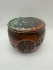 Cuenco cubierto de campana de mantequilla de cerámica artística, diseño de lobo, árboles, firmado, esmaltado